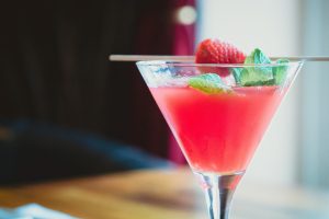 Kolorowy drink z kompozycją owocową